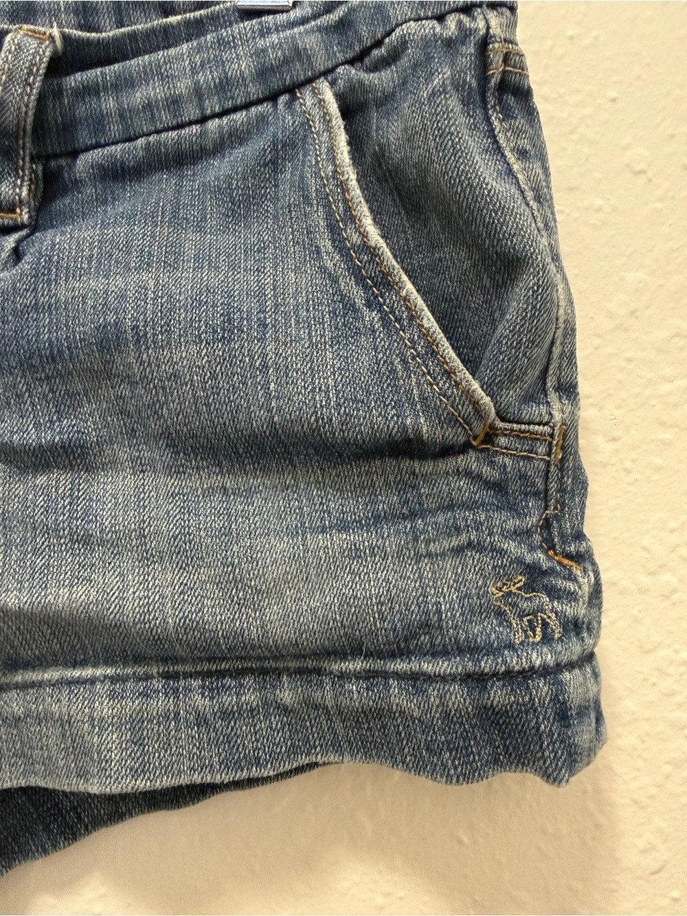 Vintage Y2K Abercrombie & Fitch Low Rise Booty Butt Jean Shorts Size 6 - Picture 6 of 9